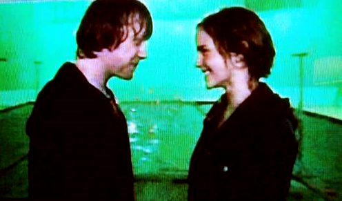 Videoclip: Rodaje de Posible Beso entre Ron y Hermione para ‘Las Reliquias de la Muerte’